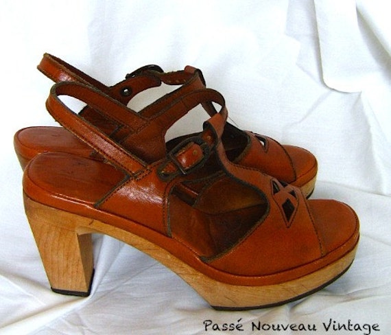 Items similar to vintage 70s WOODEN BARE TRAPS sandals size 7 on Etsy
