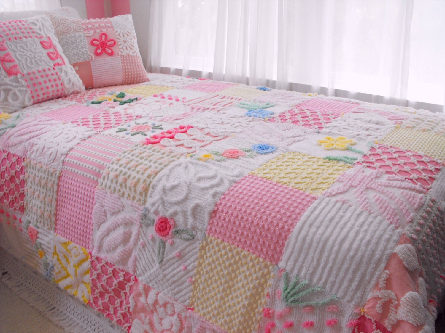 TWIN COVERLET VINTAGE CHENILLE PATCHWORK QUILT PINK FROSTING