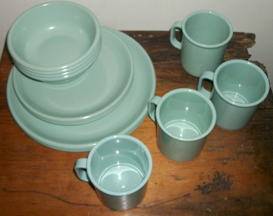 Reserved for Texanwares Rubbermaid Dinnerware Set for 4 in