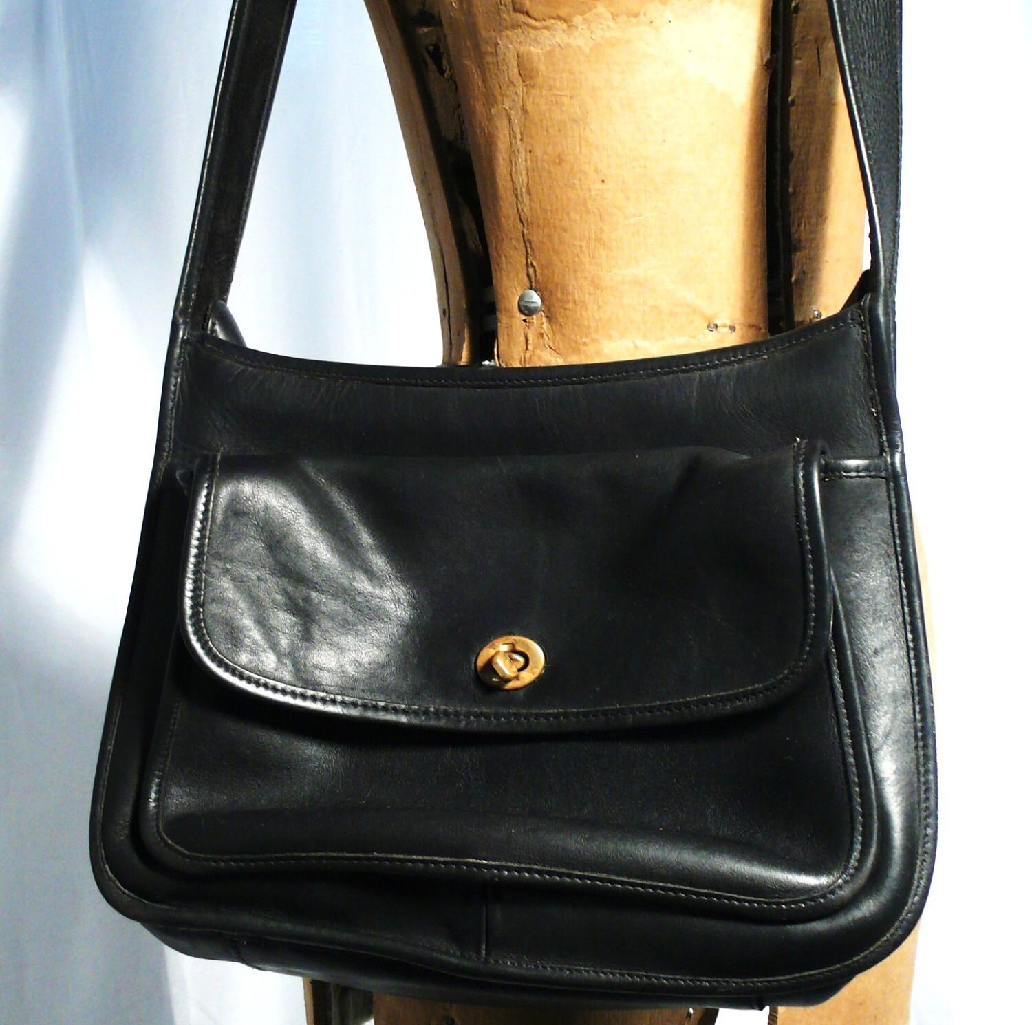 vintage 80s medium sized coach brand black taft bag with