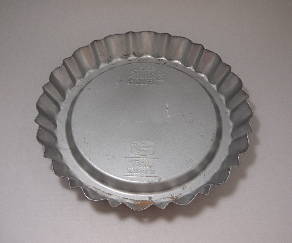 vintage fluted tin pie pan or plate Duncan by milkglassandmetal