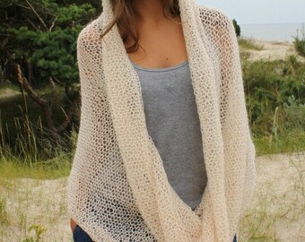 Soft.fluffy cowl in vanilla cream color
