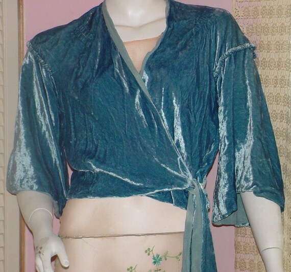 VINTAGE 1930 BLUE SILK VELVET WRAP AROUND BED JACKET BOLERO