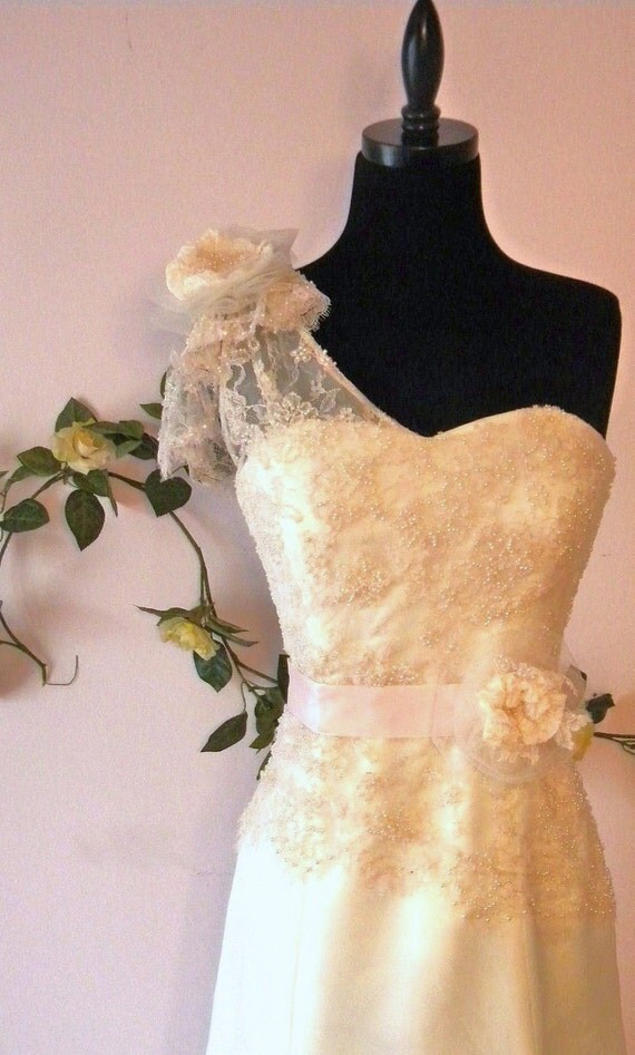 Items similar to Romantic Lace Wedding Gown on Etsy
