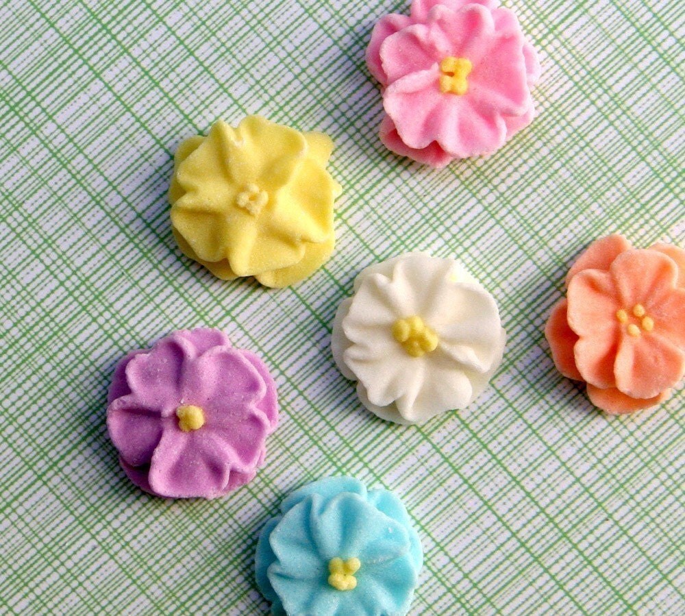 Small Royal Icing Daisies to Decorate Cupcakes or Cakes 24