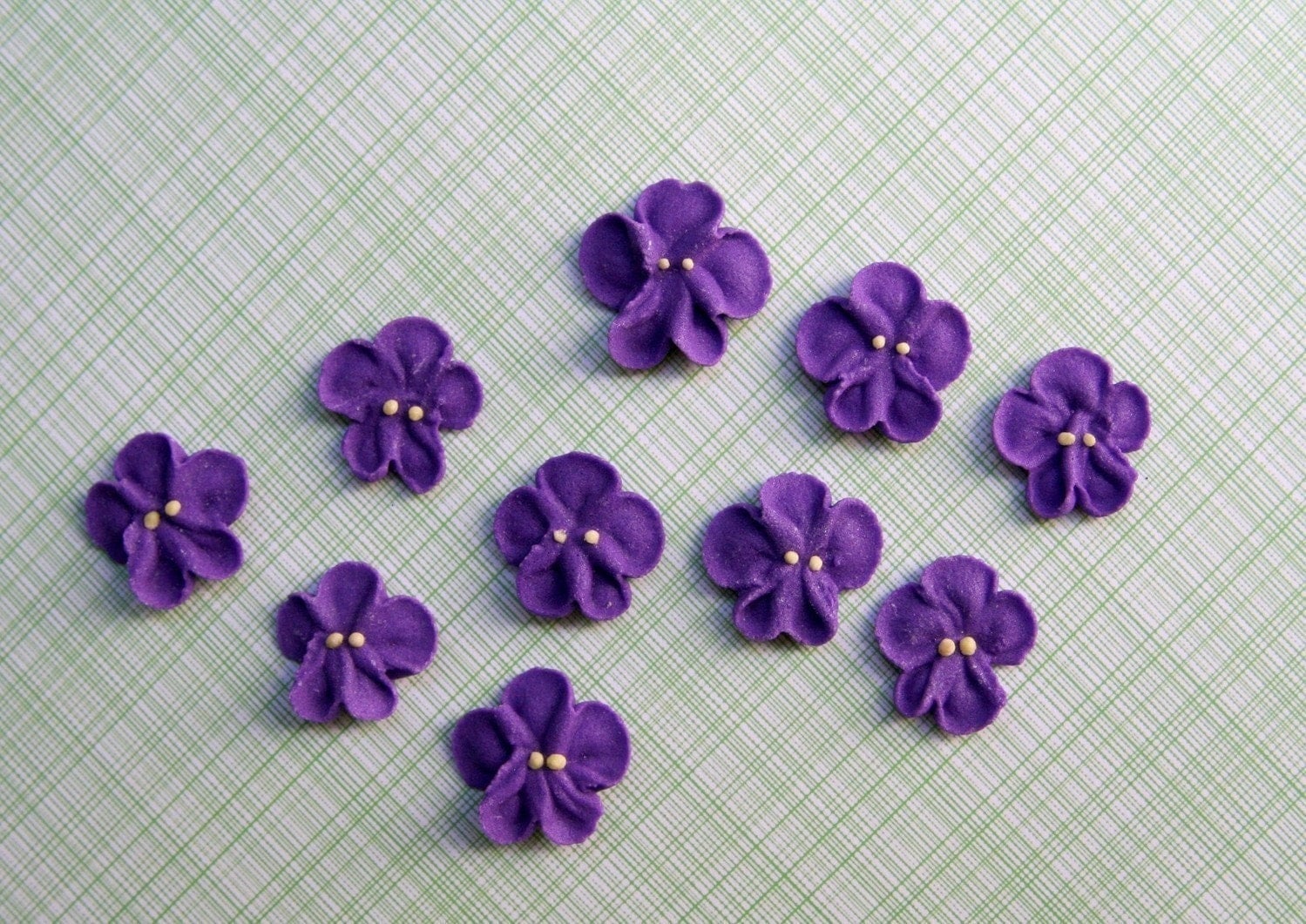 Small Royal Icing Violets to Decorate Cupcakes and Cakes 24
