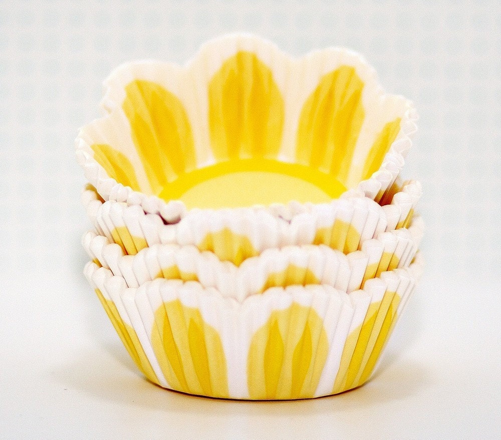 Mellow Yellow Pastel Tulip Cupcake Liners