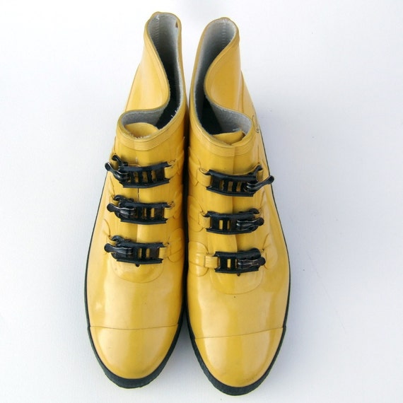 size 9 9.5 Vtg Pappagallo Yellow Rain Boots by catapultvintage