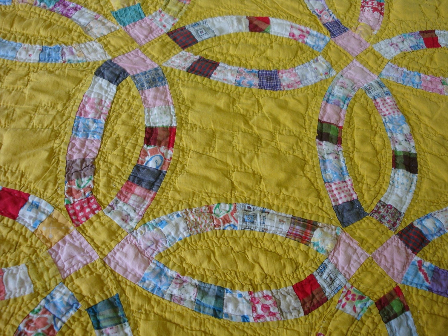 Charming Vintage Double Wedding Ring Quilt Sunny Yellow