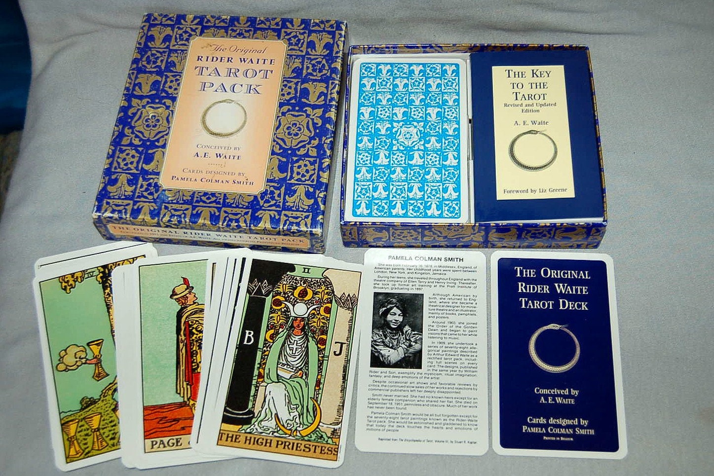 Книга простое таро. Original Rider Waite Tarot. Райдер Уэйт Таро Deck галерея. Райдер Уэйт Таро оригинал 1909. Таро Винтаж оригинал.