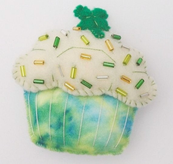 Sale - 1/2 off!  Luck of the Irish - Felt Cupcake Magnet