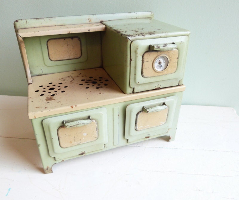 Vintage Girard Toys Electric Metal Stove Green with Yellow