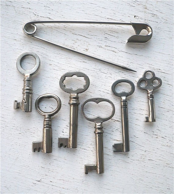 Vintage Antique Barrel Keys Collection Six with Blanket Pin