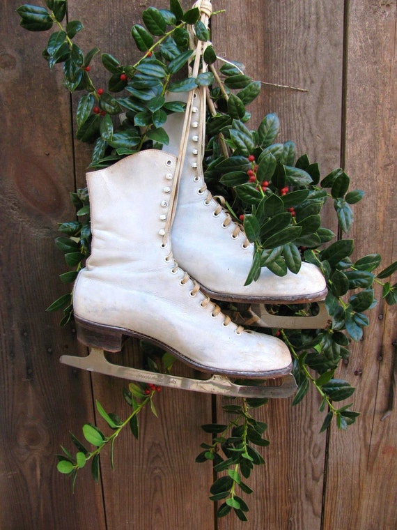 Vintage White Women&#039;s Ice Skates