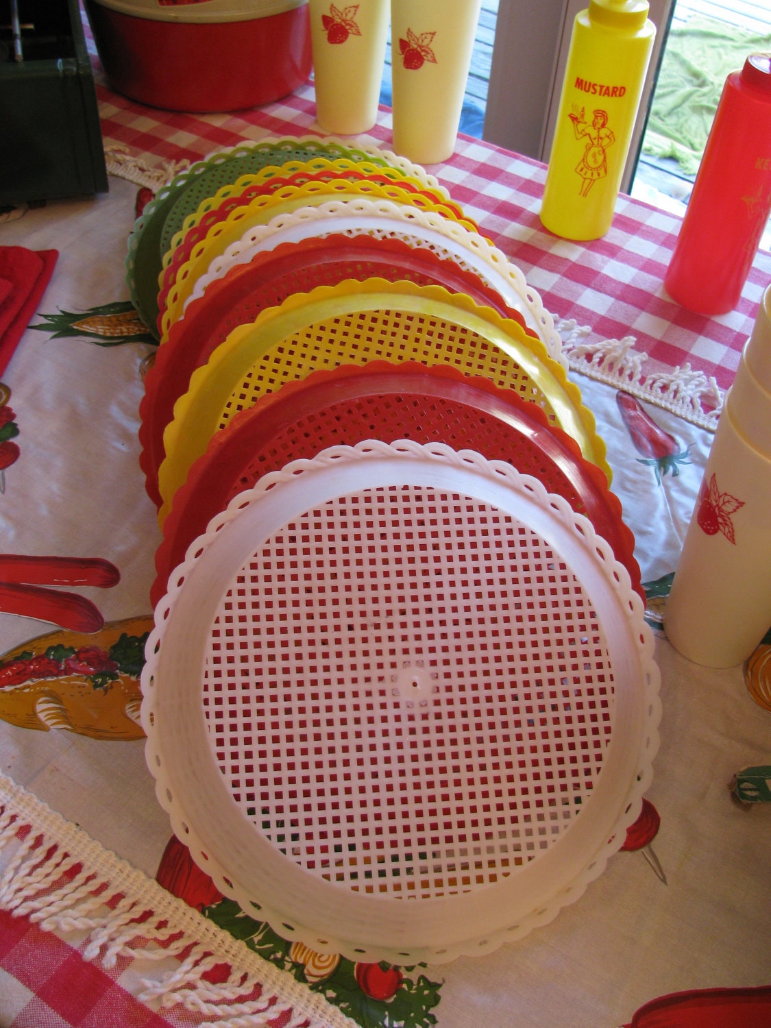 11 Plastic Paper Plate Holders