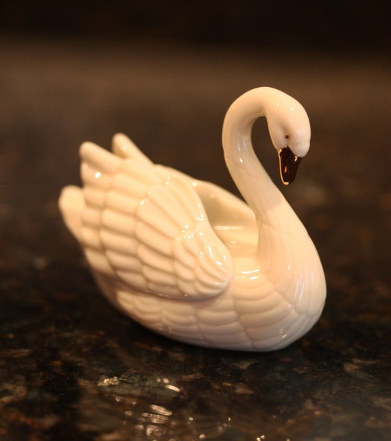 Lenox Classic Ivory Fine China Swan Figurine W 24 Karat Gold