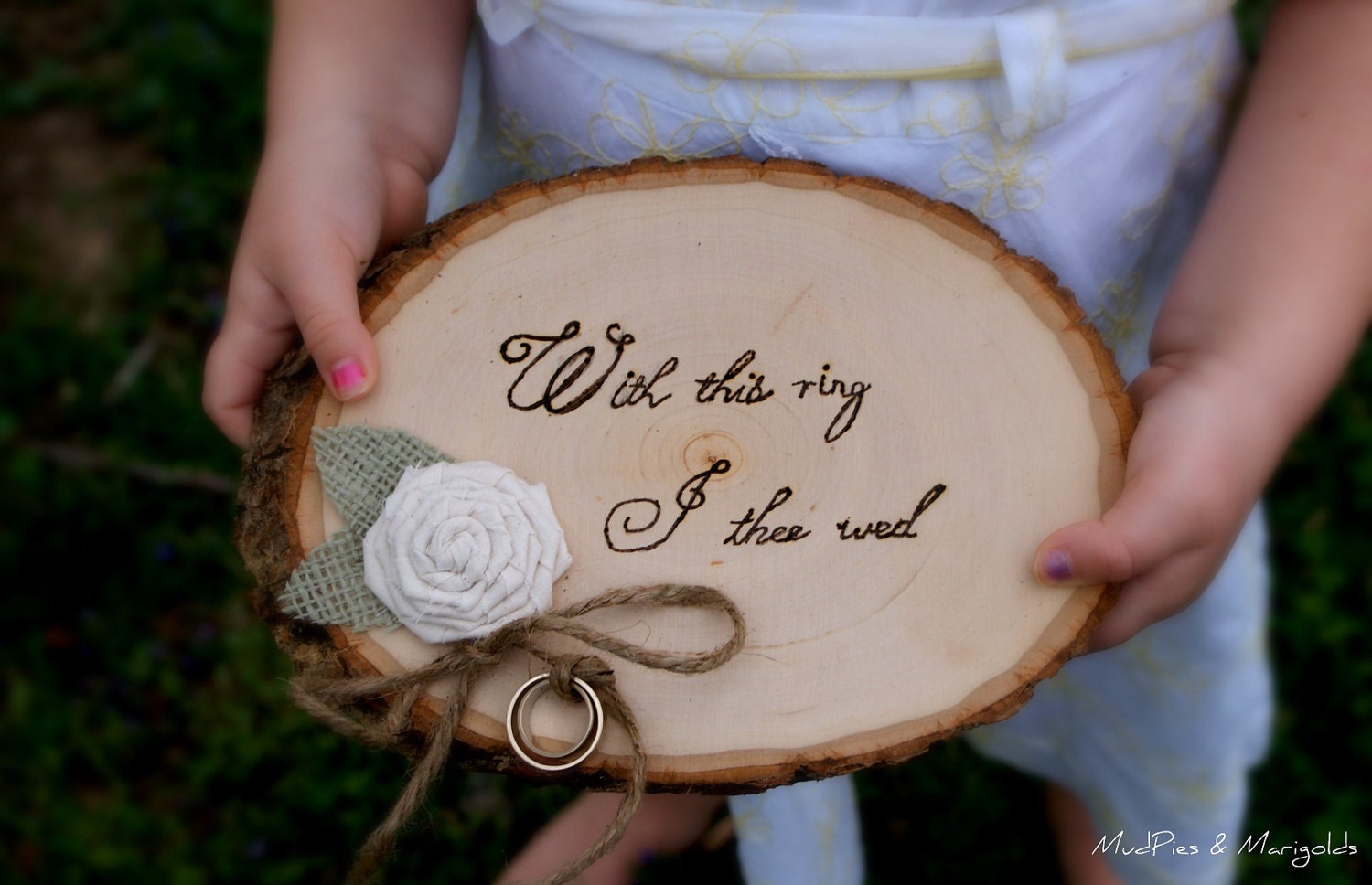 Слова на свадьбу дерево. Деревянная свадьба. Свадебные кольца на спиле дерева. Подарок на деревянную свадьбу. Деревянная свадьба декор.