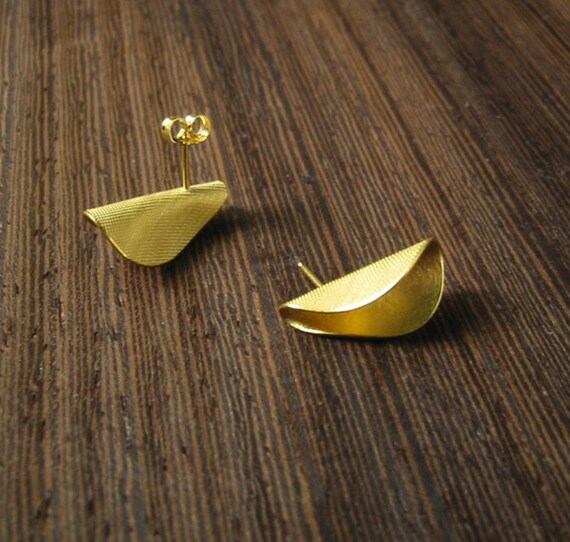 Items similar to Gold Pinch Earrings on Etsy