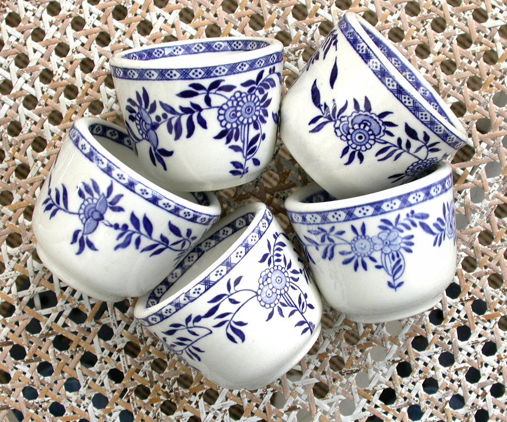 tea cups blue and white