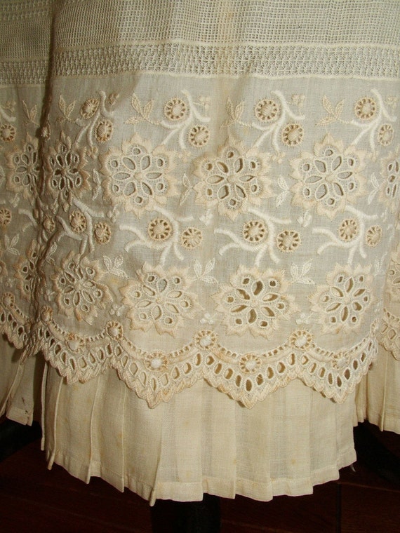 1880s 1890s Ivory Lace Bustle Dress