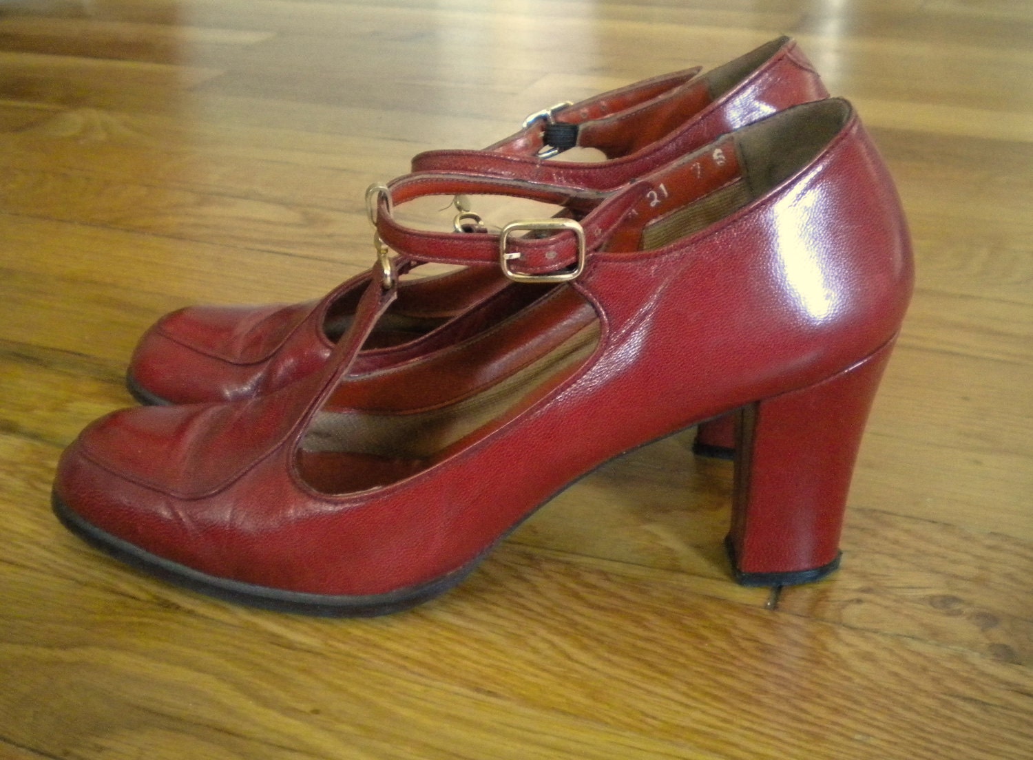 1970s leather heels / leather t straps / Persimmon Spice