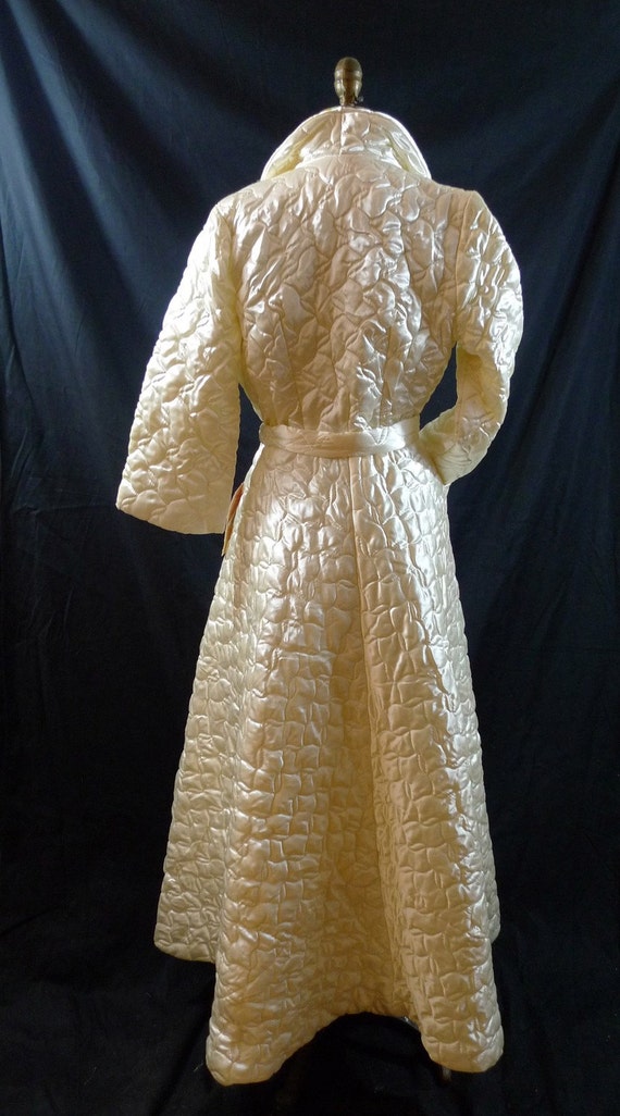 Gorgeous Vintage 50s 60s Ivory Quilted Boudoir Dressing Gown 3740