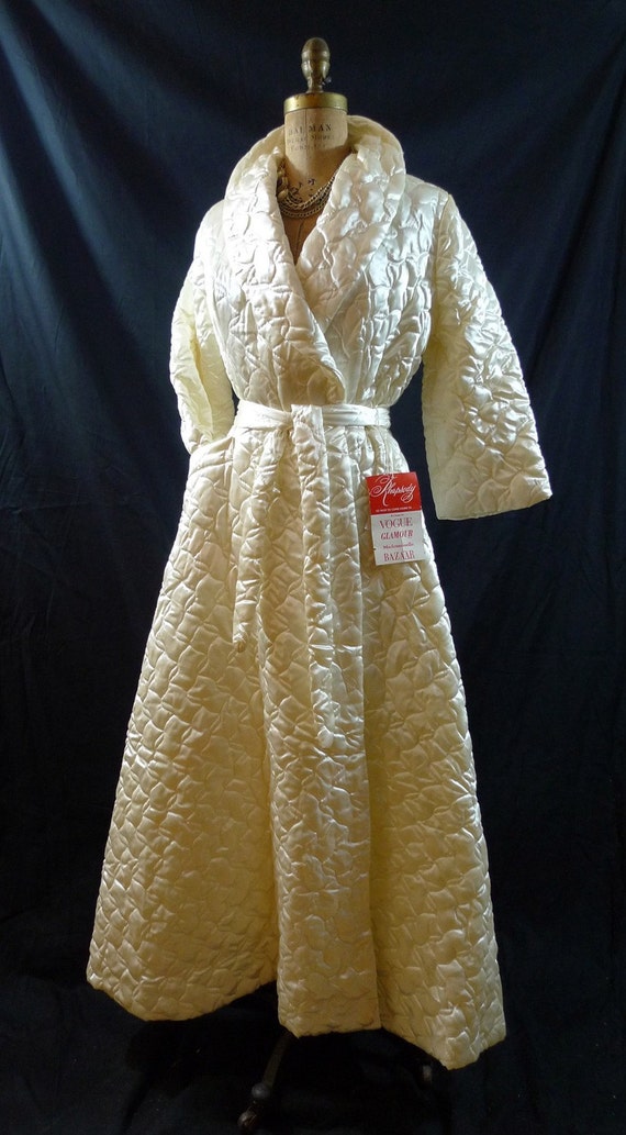Gorgeous Vintage 50s 60s Ivory Quilted Boudoir Dressing Gown