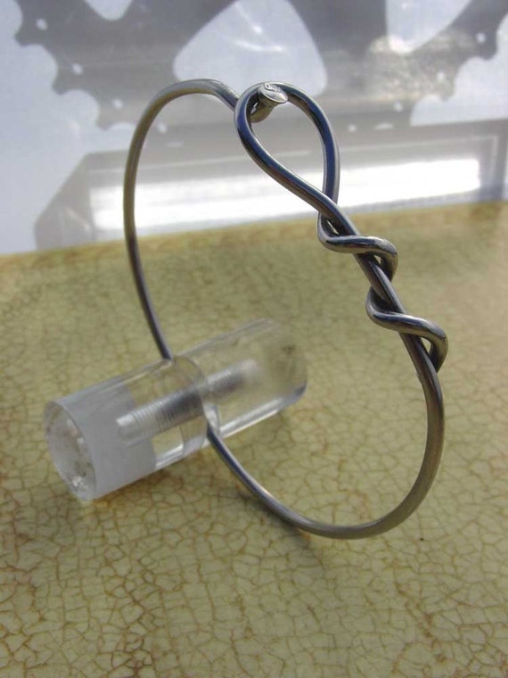 Bike spoke bracelet with loose twist