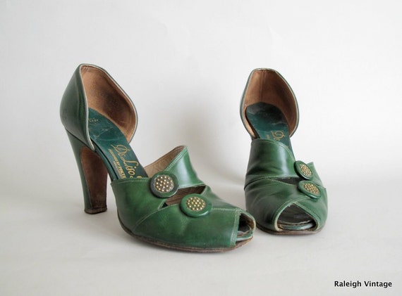 Vintage 1940s Shoes : 40s Green Button Peep Toe Pumps Vintage 1940s Shoes : 40s Green Button Peep Toe Pumps