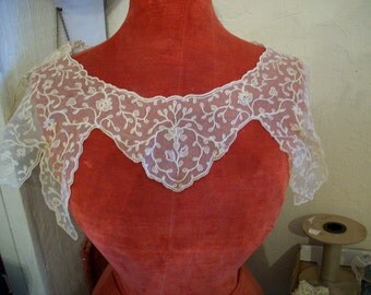 1 Antique full collar of beautiful embroidered net