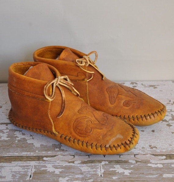 vintage 1960s moccasins / 60s leather mushroom print moccasins