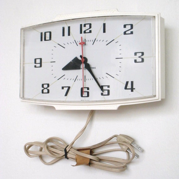 Items similar to Vintage Plug In Kitchen Wall Clock General Electric on