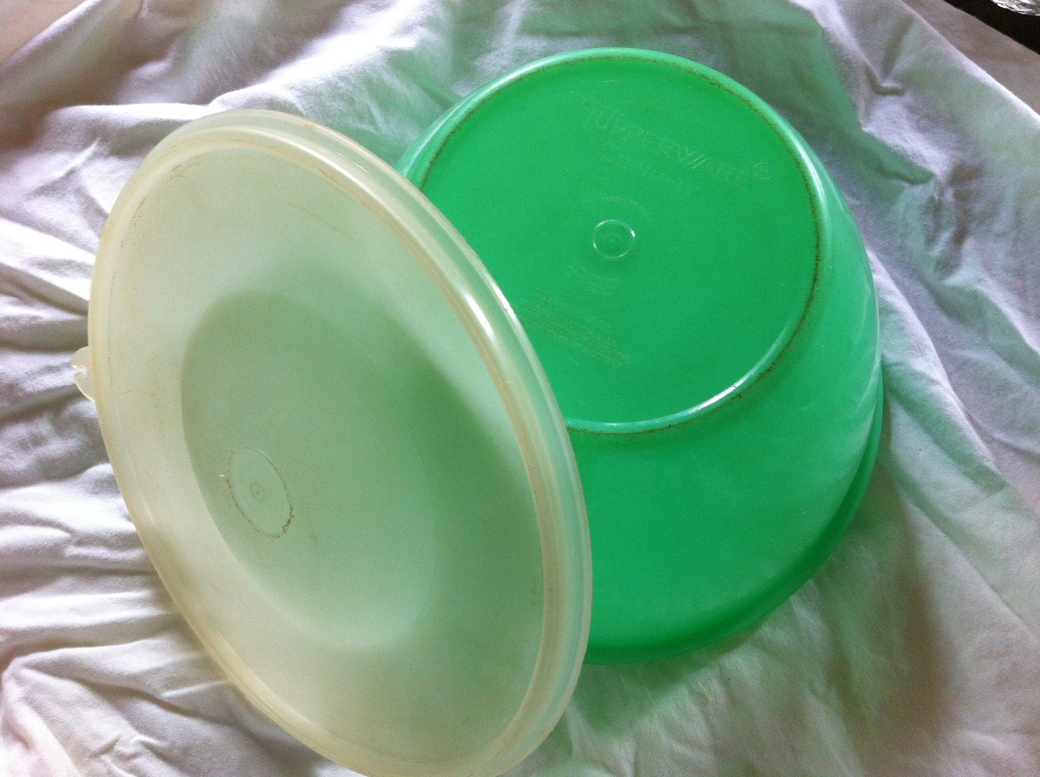 Tupperware Vintage CrispIt Bowl Lettuce Keeper
