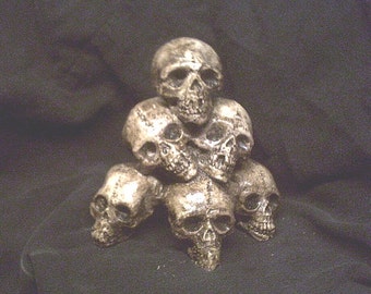 Mini Skull Pile Gothic Skeleton Halloween Horror Bones Statue Prop Small Macabre Dungeon Cemetery Home Decor
