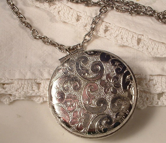 Vintage Etched Silver Locket Necklace BEAUTIFUL by AmoreTreasure