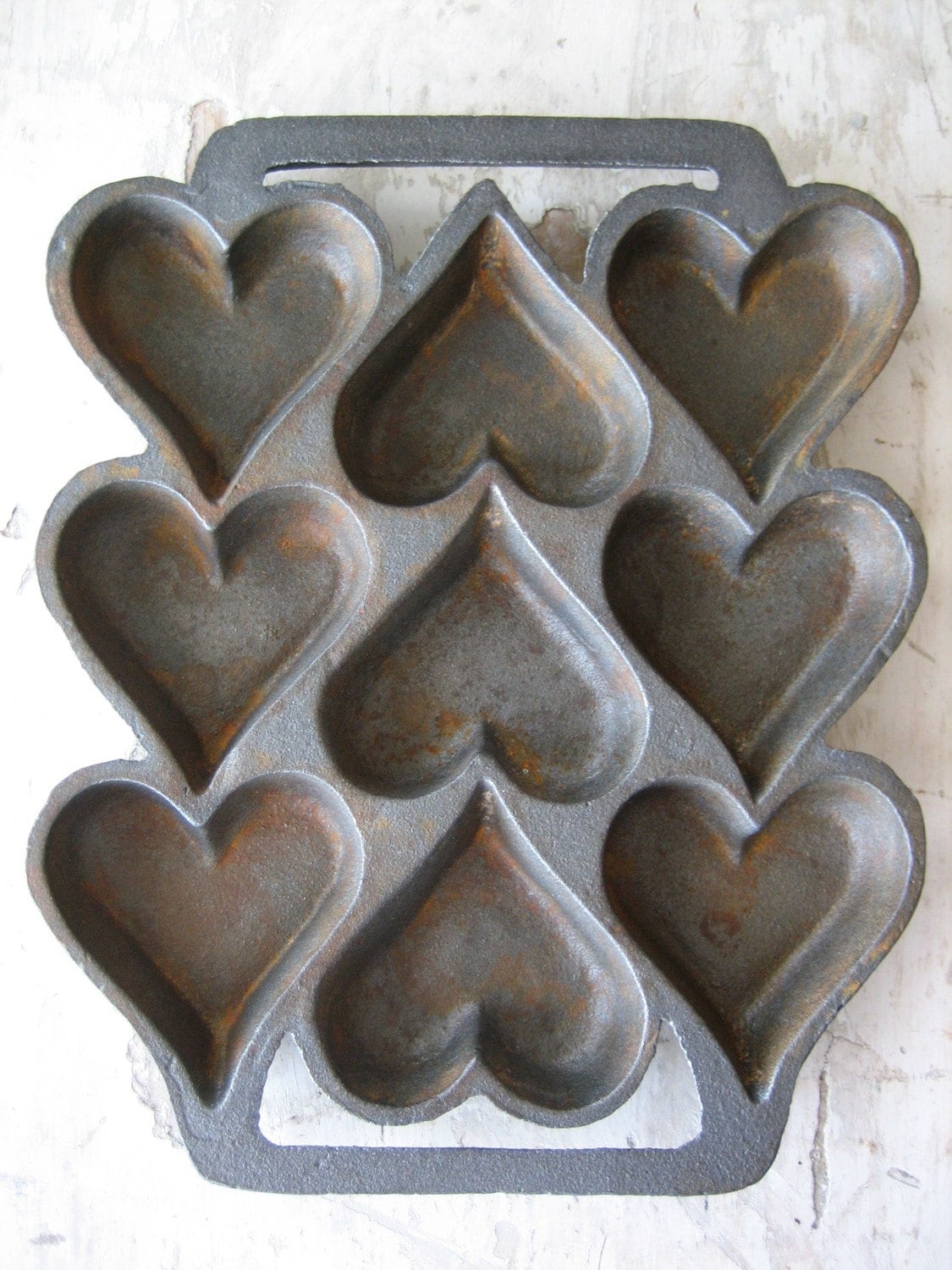 Rusty Cast Iron Hearts Baking Pan