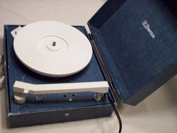 Vintage Emerson Portable Record Player with 3 speeds