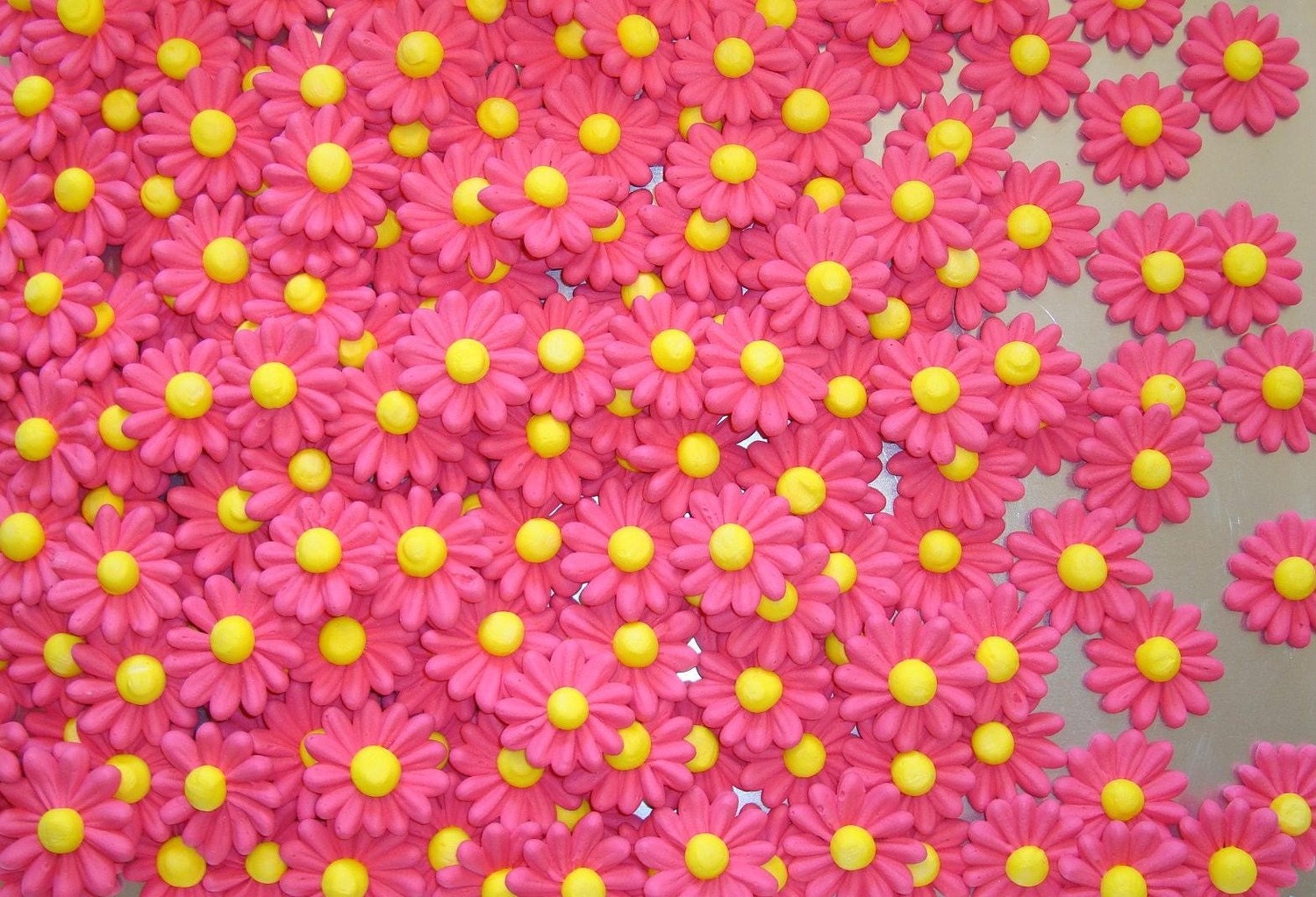 LOT of 100 Royal Icing daisies for Cake Decorating Sugar