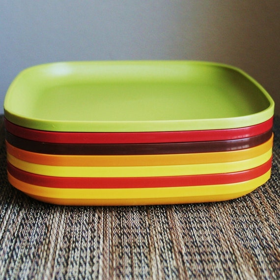 Vintage Set of 7 Tupperware Stackable Plastic Plates