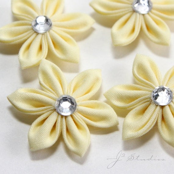 Items similar to Pale Yellow Kanzashi Flower Applique, Set of 4, Sparkling Jewel, Size Small on