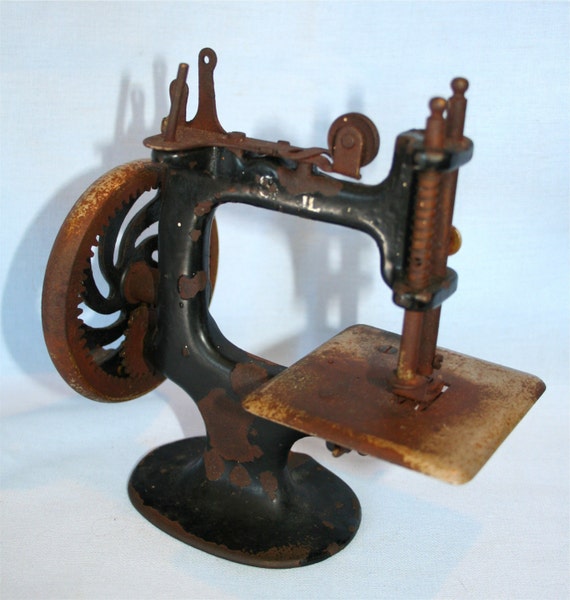 Antique Iron Hand Crank Wheel Sewing Machine