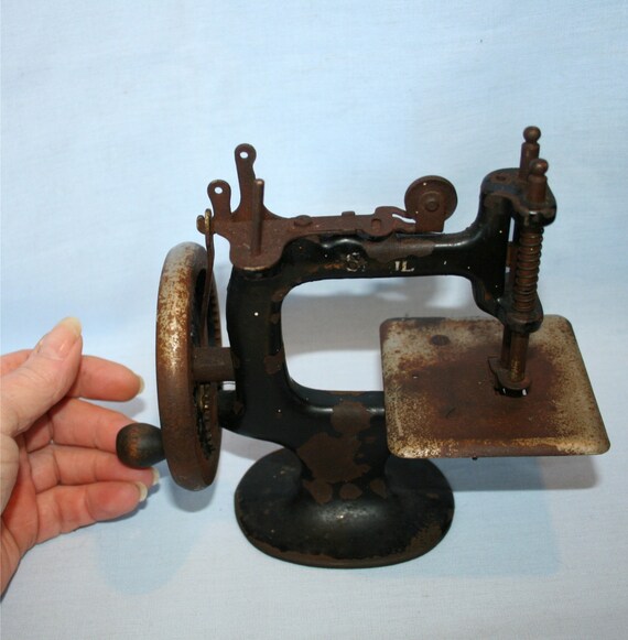 Antique Iron Hand Crank Wheel Sewing Machine