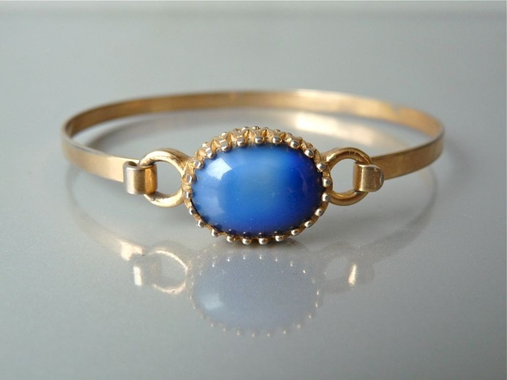 Vintage Avon bracelet with blue stone by mooivintage on Etsy