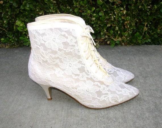 Vintage Victorian White Lace Ankle Boots Size 8 by JLVintage
