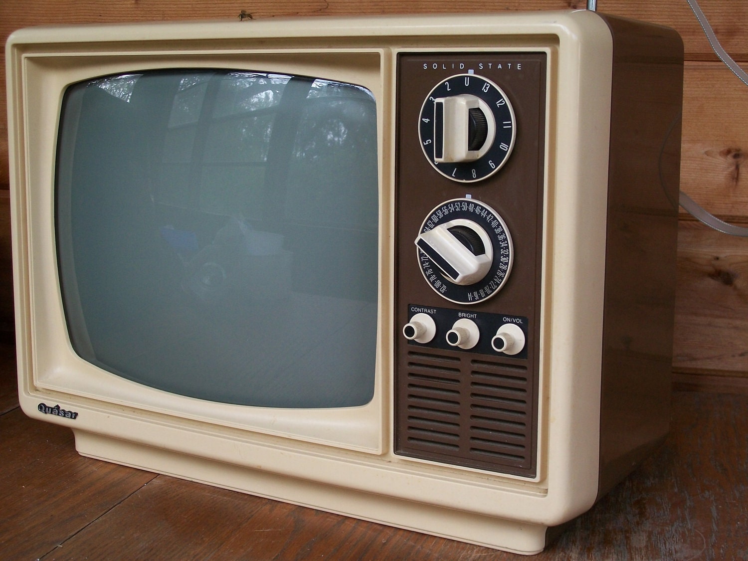 VINTAGE 1970s Television Set Black And White B&W TV Step