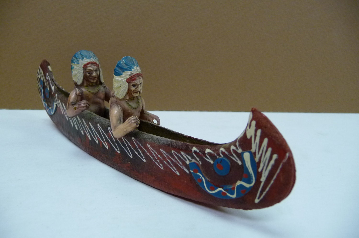 Vintage toy wood canoe Hand painted 2 plastic Indians up a
