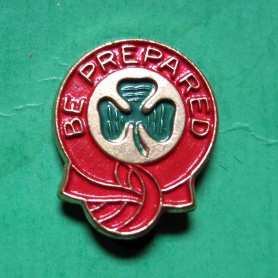 Vintage GIRL SCOUT Be Prepared Pin on the Original Card