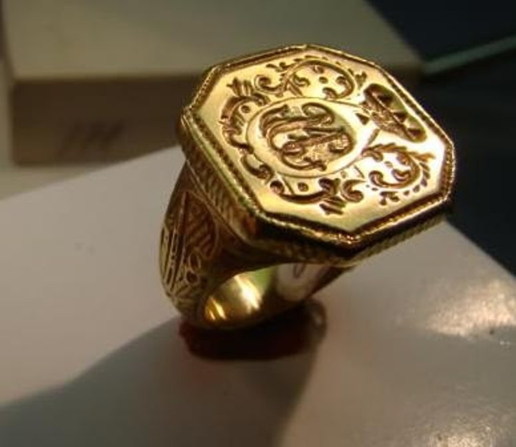 14K Gold Large antique style crest ring by Xidni on Etsy