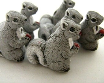 10 Large Grey Squirrel Beads - LG108