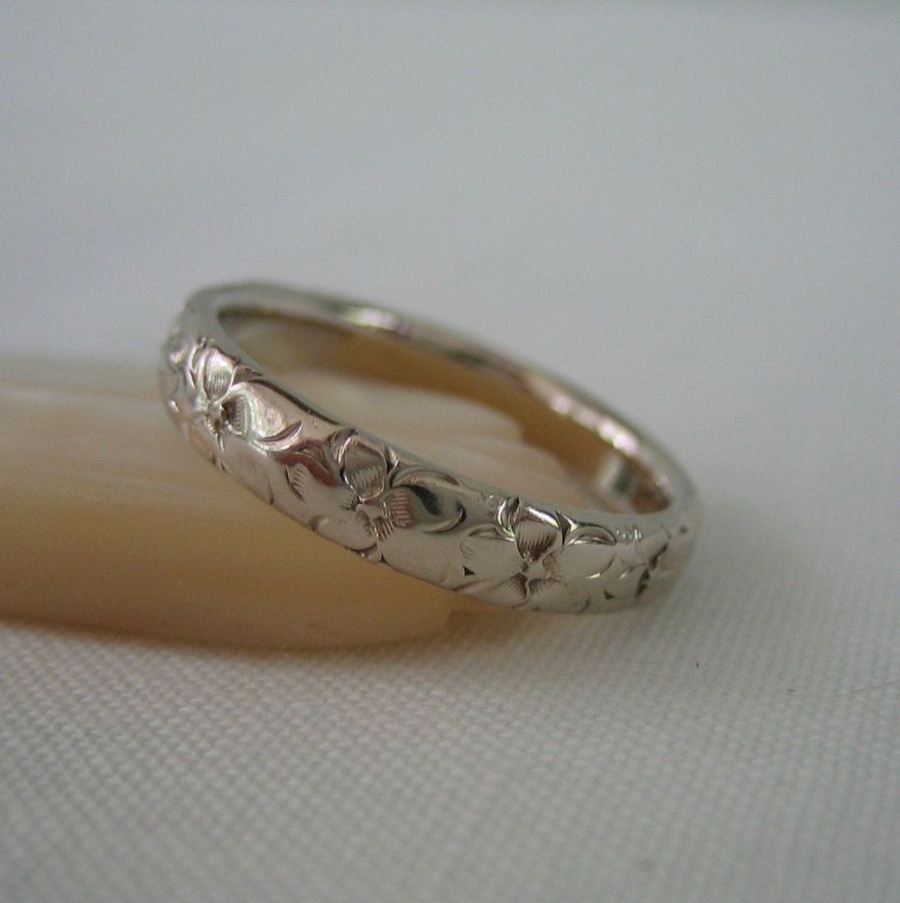 Vintage Floral Wedding Band. White Gold Engraved Ring. Addy on